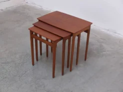 Tables emboîtées en teck et chêne par Svend Åge Madsen, années 1960.
