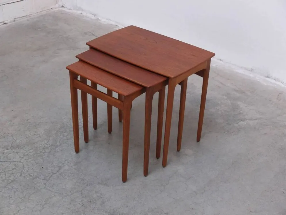 Tables emboîtées en teck et chêne par Svend Åge Madsen, années 1960.
