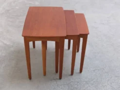 Tables emboîtées en teck et chêne par Svend Åge Madsen, années 1960.