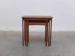 Tables emboîtées en teck et chêne par Svend Åge Madsen, années 1960.