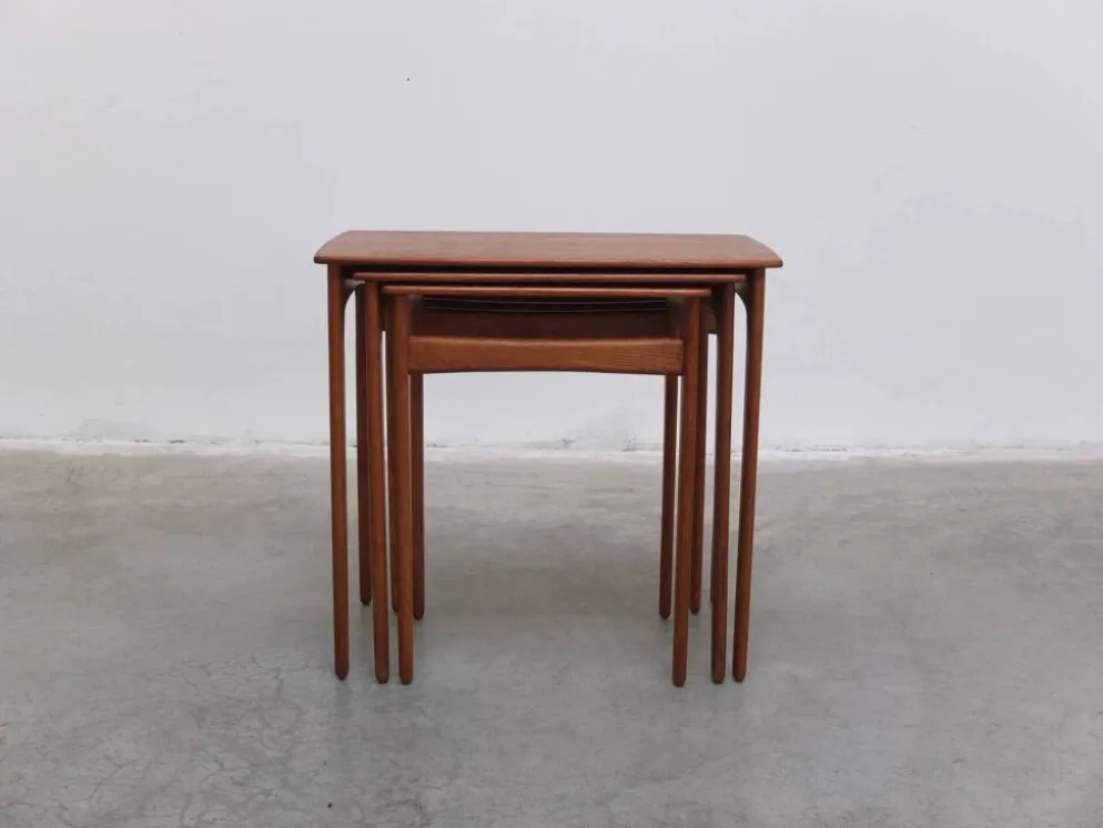 Tables emboîtées en teck et chêne par Svend Åge Madsen, années 1960.