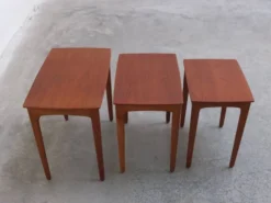 Tables emboîtées en teck et chêne par Svend Åge Madsen, années 1960.