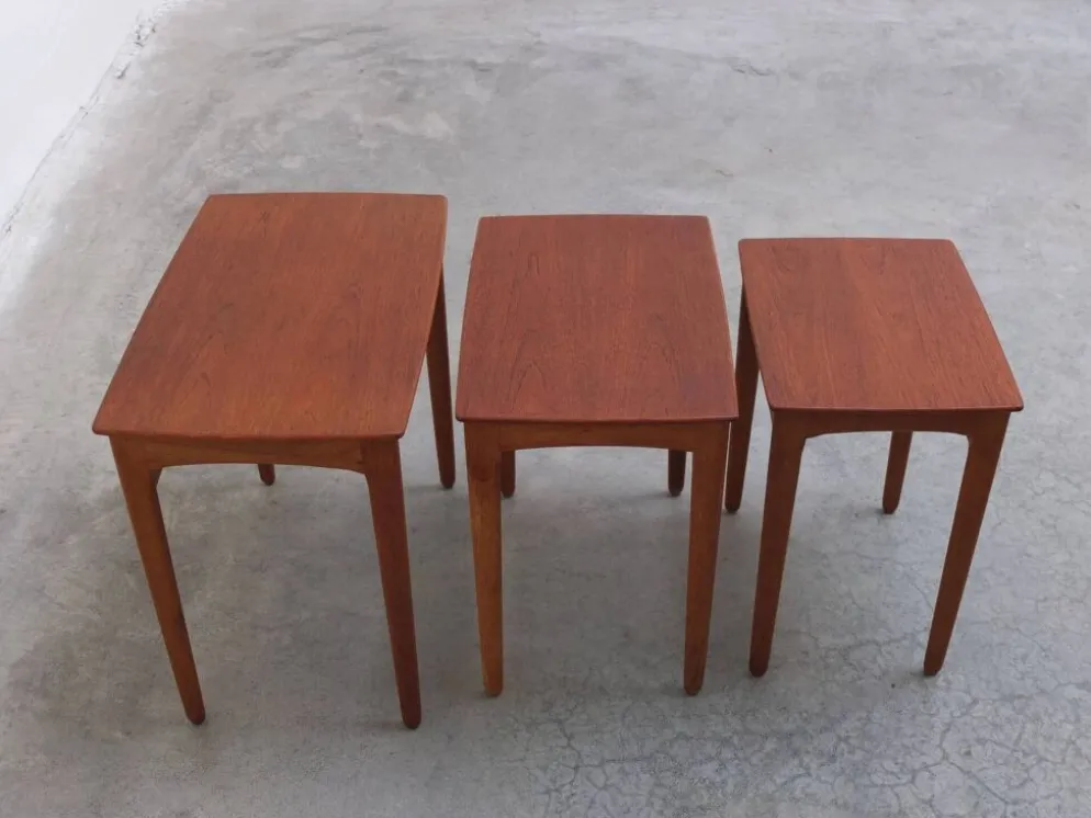 Tables emboîtées en teck et chêne par Svend Åge Madsen, années 1960.