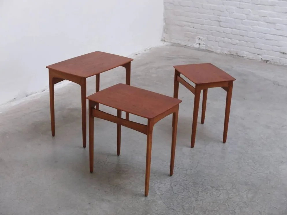 Tables emboîtées en teck et chêne par Svend Åge Madsen, années 1960.