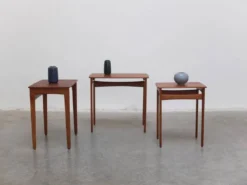 Tables emboîtées en teck et chêne par Svend Åge Madsen, années 1960.