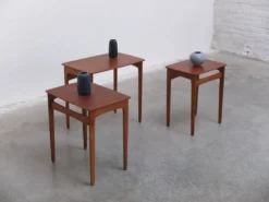 Tables emboîtées en teck et chêne par Svend Åge Madsen, années 1960.