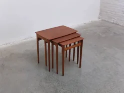Tables emboîtées en teck et chêne par Svend Åge Madsen, années 1960.