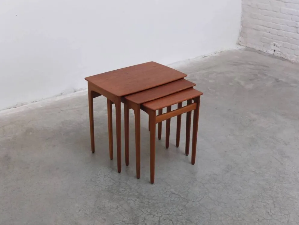 Tables emboîtées en teck et chêne par Svend Åge Madsen, années 1960.