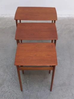 Tables emboîtées en teck et chêne par Svend Åge Madsen, années 1960.