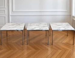 3 tables Florence Knoll – marbre blanc type Calacatta & acier chromé