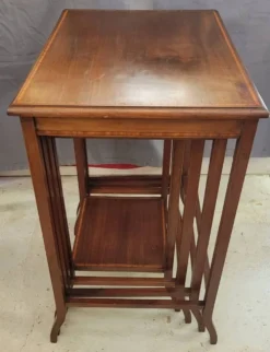 Tables gigognes