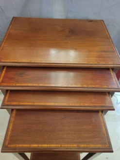 Tables gigognes