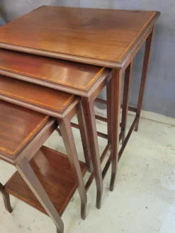 Tables gigognes