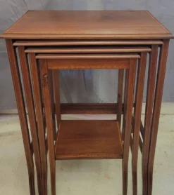 Tables gigognes