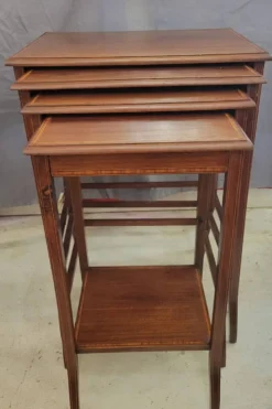 Tables gigognes