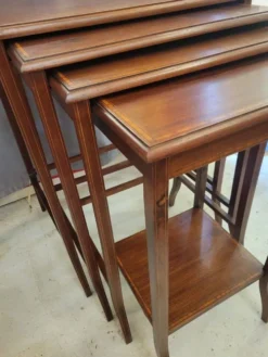 Tables gigognes
