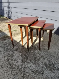 Tables gigognes