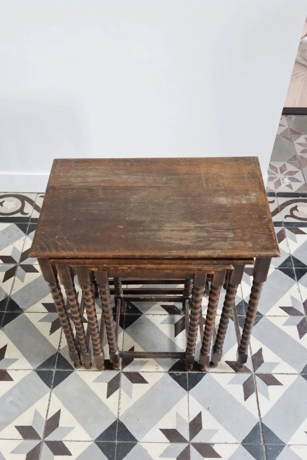 4 tables gigognes anciennes en bois tourné