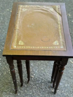 3 tables gigognes anglaises en bois massif et cuir fauve des années 50