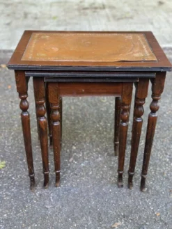 3 tables gigognes anglaises en bois massif et cuir fauve des années 50