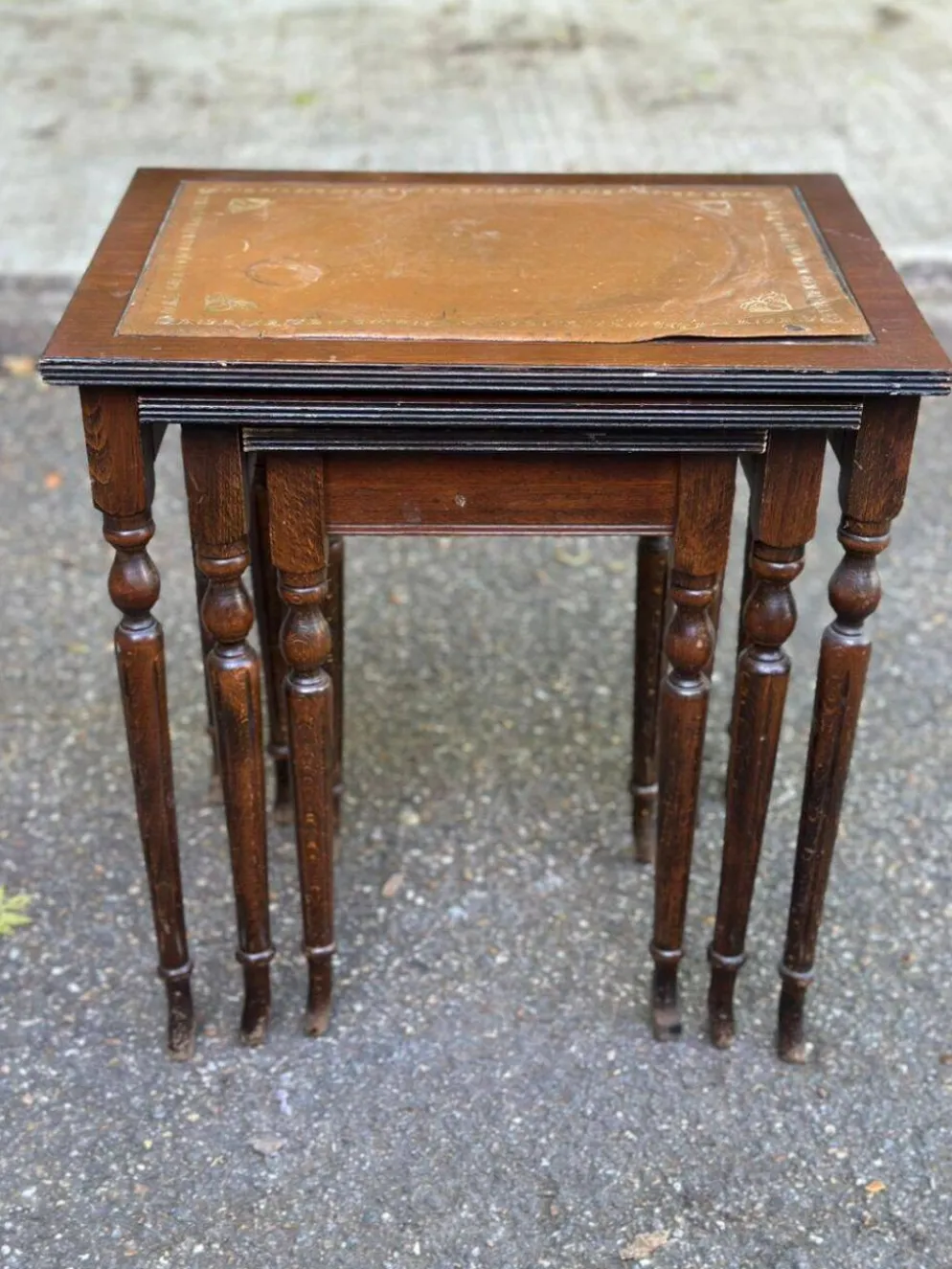 3 tables gigognes anglaises en bois massif et cuir fauve des années 50