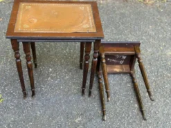 3 tables gigognes anglaises en bois massif et cuir fauve des années 50