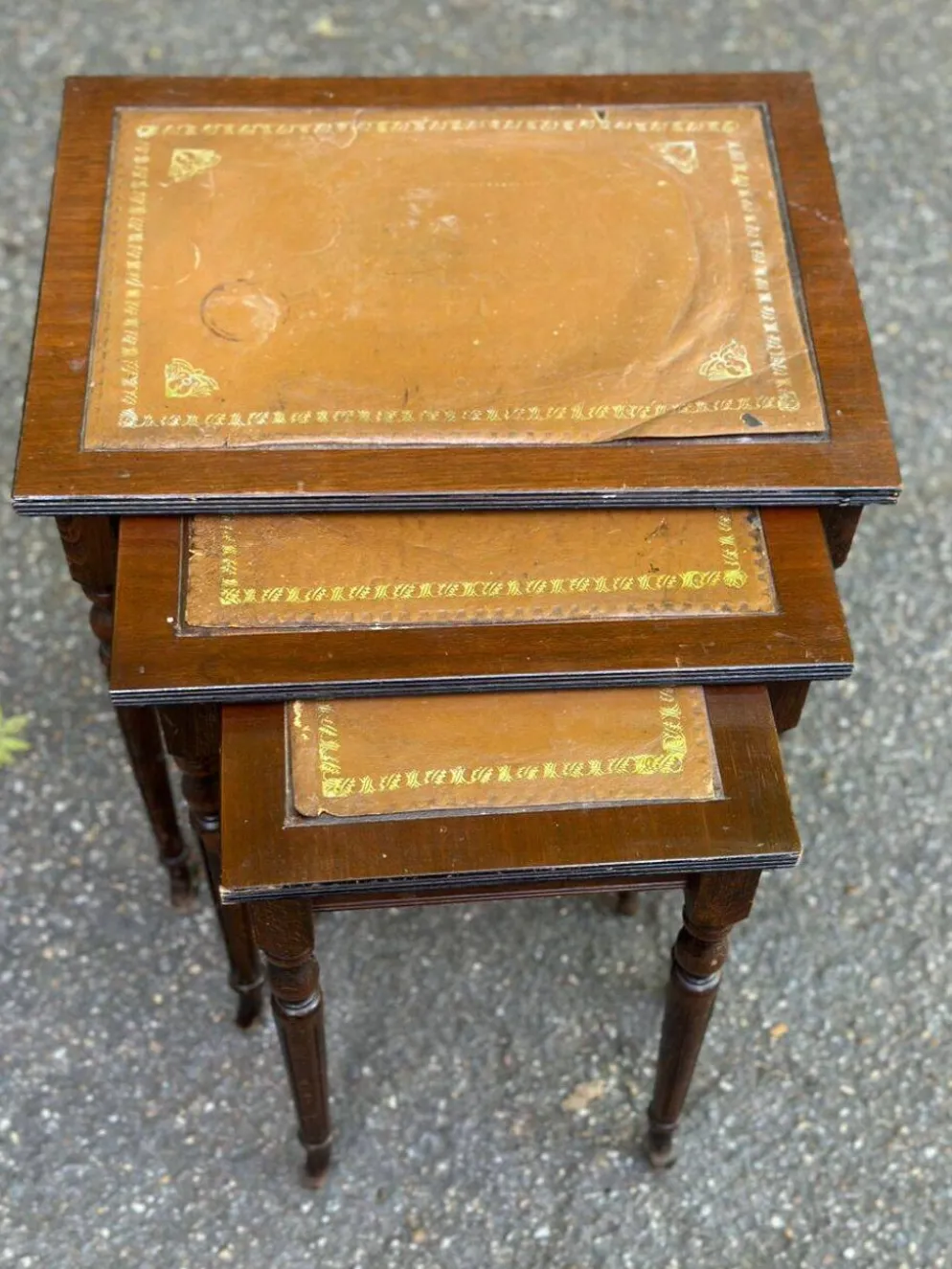3 tables gigognes anglaises en bois massif et cuir fauve des années 50