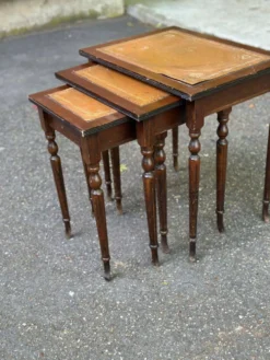 3 tables gigognes anglaises en bois massif et cuir fauve des années 50