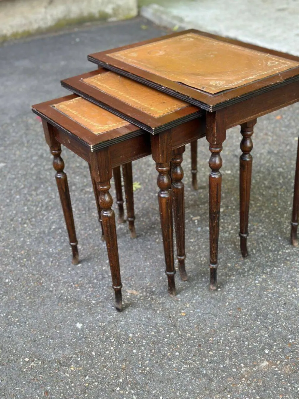 3 tables gigognes anglaises en bois massif et cuir fauve des années 50