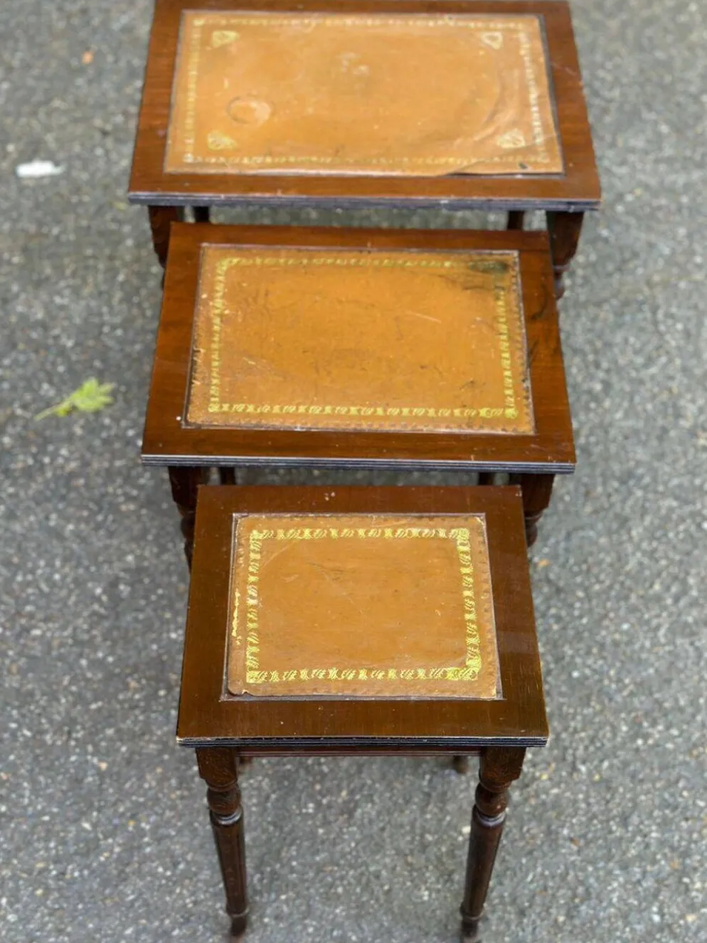 3 tables gigognes anglaises en bois massif et cuir fauve des années 50