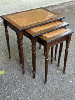 3 tables gigognes anglaises en bois massif et cuir fauve des années 50