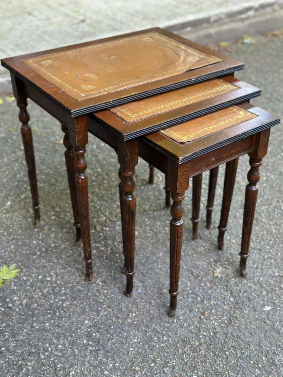 3 tables gigognes anglaises en bois massif et cuir fauve des années 50