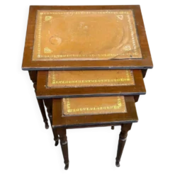 3 tables gigognes anglaises en bois massif et cuir fauve des années 50