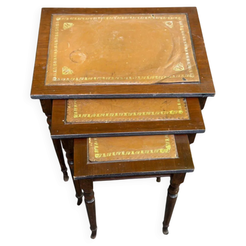 3 tables gigognes anglaises en bois massif et cuir fauve des années 50