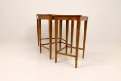 Tables gigognes Art déco en acajou et bouleau teinté, NK Suède, années 1940