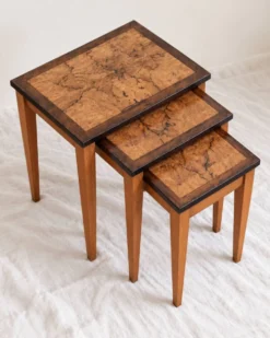 Tables gigognes Art Déco en bois figuré – ensemble de 3