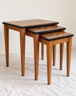 Tables gigognes Art Déco en bois figuré – ensemble de 3