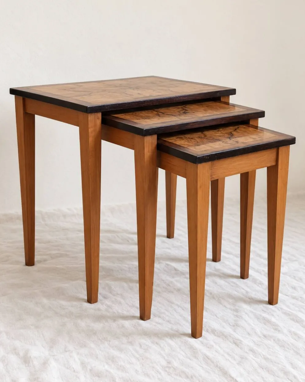 Tables gigognes Art Déco en bois figuré – ensemble de 3
