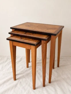Tables gigognes Art Déco en bois figuré – ensemble de 3
