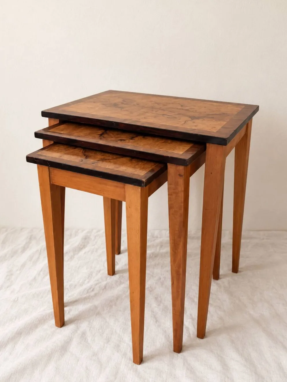 Tables gigognes Art Déco en bois figuré – ensemble de 3