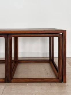 Tables gigognes attribuées à Aksel Kjesgaard, Danemark, années 1960, ensemble de 3.