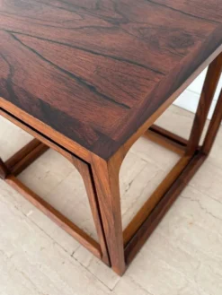 Tables gigognes attribuées à Aksel Kjesgaard, Danemark, années 1960, ensemble de 3.