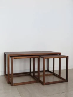 Tables gigognes attribuées à Aksel Kjesgaard, Danemark, années 1960, ensemble de 3.