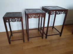 3 tables gigognes chinoises en bois et laiton