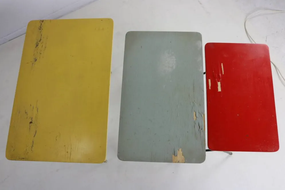3 tables gigognes colorées, Pays-Bas années 1950
