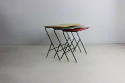 3 tables gigognes colorées, Pays-Bas années 1950