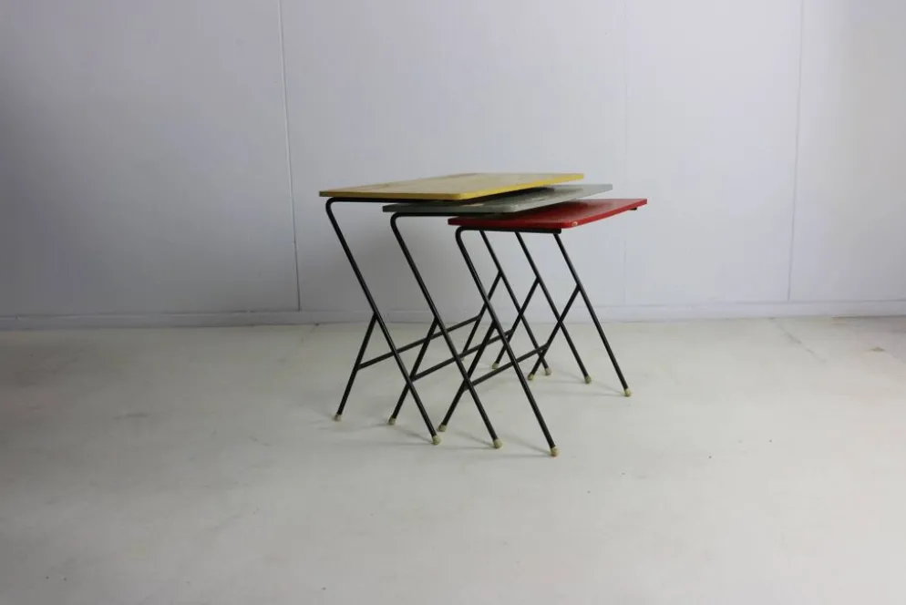 3 tables gigognes colorées, Pays-Bas années 1950