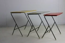 3 tables gigognes colorées, Pays-Bas années 1950