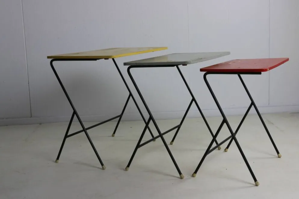 3 tables gigognes colorées, Pays-Bas années 1950