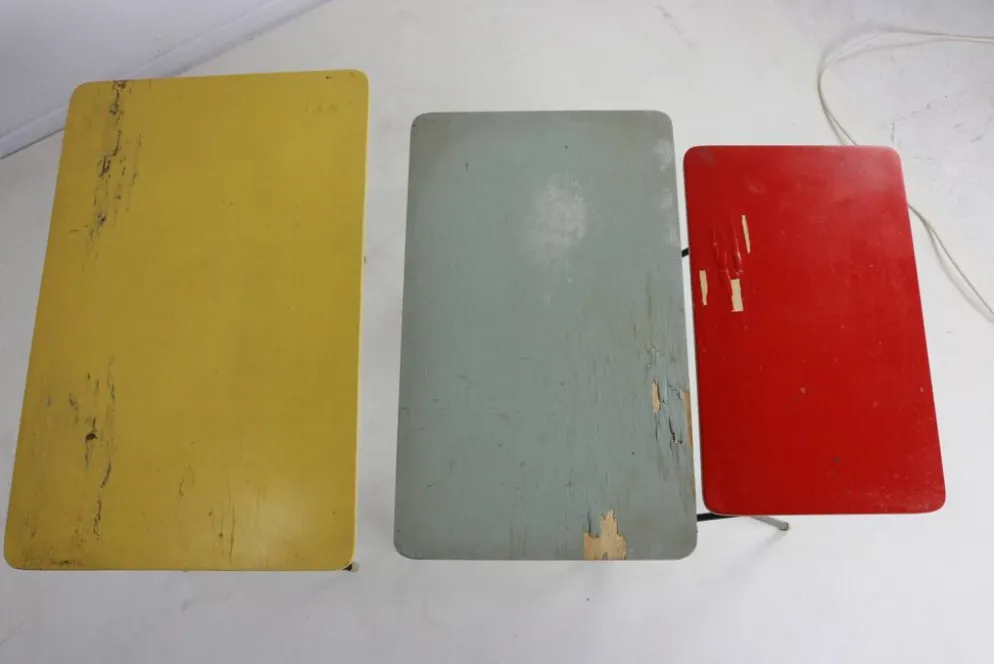 3 tables gigognes colorées, Pays-Bas années 1950
